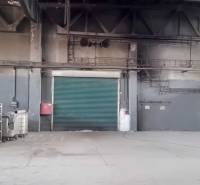 Průmyslová hala na Coburgově ulici, Trnava. Sklady a haly s betonovou podlahou.