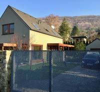 Rodinný dům na Kremelské ulici v Bratislavě - Devíně, obklopený zahradou a vrchy.