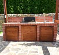 Exteriér rodinného domu v Bratislavě - Devíně s venkovním grilem z cihel.