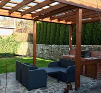 Zahrada rodinného domu v Bratislavě - Devíně s altánkem a venkovním posezením.