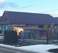 Rodinný dům na Dubovské ulici v Dobré Nivě, se zahradou a auty.