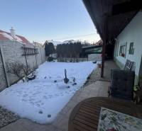 Rodinný dům na Dubovské ulici ve Zvolenu s terasou a zasněženou zahradou.