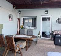 Terasa rodinného domu s dřevěným nábytkem a grilem na Dubovské ulici, Zvolen.