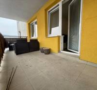 Balkon 2-pokojového bytu v Žilině s dlážděnou podlahou a zahradním nábytkem.