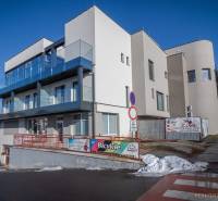 Moderní budova s prostornými balkony na ulici Francisciho v Popradu.