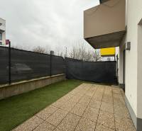 Terasa u 2pokojového bytu na Hornostavské ulici v Nitře, s výhledem na sousední budovy.