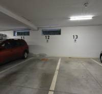 Podzemní garážové stání v 2-pokojovém bytě na Dolním Šianci v Trenčíně.