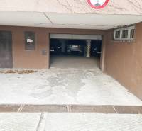 Vjezd do garáží na ulici Gajova v Bratislavě - Starém Městě, s parkujícími auty.