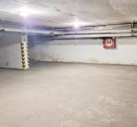 Parkovací místo v garážích na Grösslingově ulici, Bratislava - Staré Město.