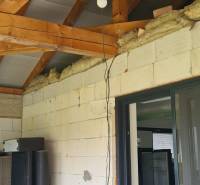 Rodinný dům v Semerově s odkrytým dřevěným trámovým stropem a provizorním elektrickým vedením.