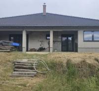 Rodinný dům v Semerově s neomítnutou terasou a udržovaným dvorem.