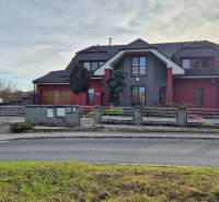 Rodinný dům na Větrné ulici v Krakovanech s moderní architekturou a zahradou.