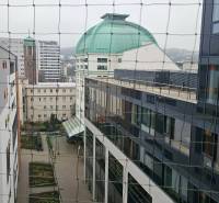 Pohled z výšky na dvůr v Bratislavě na Blumentálské ulici, obklopený moderními budovami.