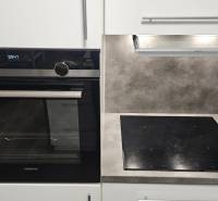 Kuchyňská linka s varnou deskou a troubou ve 3-pokojovém bytě.