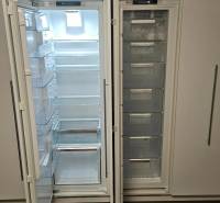 Lednička a mraznička s podlahou s dřevěným dekorem ve 3pokojovém bytě.