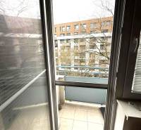 Balkón 4-pokojového bytu, pohled z otevřených dveří na venkovní terasu.