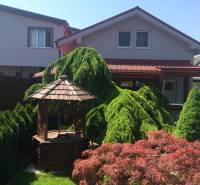 Rodinný dům na Rampové ulici v Košicích - městské části Sever, s altánkem a zelení.