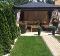 Altán v zahradě rodinného domu na Rampové ulici v Košicích, část Sever.