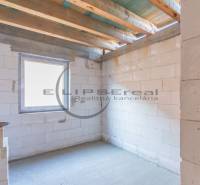 Interiér budovy s bílými cihlami a oknem ve stylu Velkých Levár.