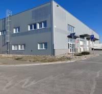 Sklady a haly na Technické ulici v Bratislavě - Ružinově s parkováním a dopravními značkami.