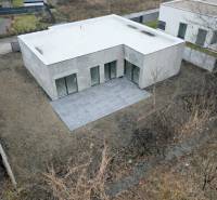 Rodinný dům na Sokolí ulici v Chorvatském Grobu s terasou a zahradou.