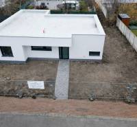 Rodinný dům na ulici Sokolia v Chorvatském Grobu, obklopený zahradou a plotem.