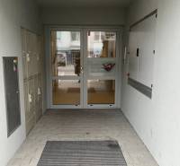 Vchod na Školské ulici v Chorvatském Grobu, 2-pokojový byt, poštovní schránky.