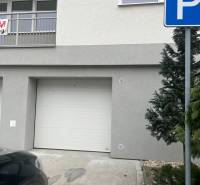 Fasáda budovy na Školské ulici v Chorvatském Grobu se vstupní garáží.