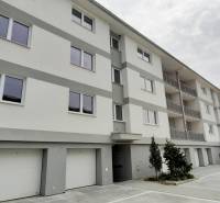 Bytový dům na Školské ulici v Chorvatském Grobu s parkovacími místy a garážemi.