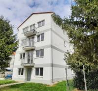 Bytový dům na Školské ulici v Chorvatském Grobu obklopený zelení.