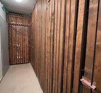 Úložný prostor s dřevěnými stěnami v 3-pokojovém bytě.