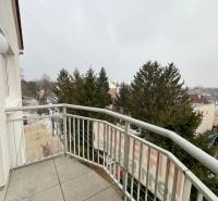 Balkon 3-pokojového bytu na Školské ulici v Chorvatském Grobu s výhledem na zeleň.