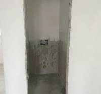 Nedokončená místnost v 3-pokojovém bytě s přípravou na montáž zařízení.