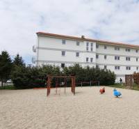 Dětské hřiště u bytového domu na Školní ulici v Chorvatském Grobu.