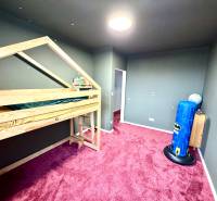 Dětský pokoj v rodinném domě s podlahou s dřevěným dekorem a patrovou postelí.