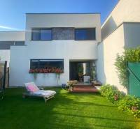 Rodinný dům na Radové ulici v Nové Dedince má udržovanou zahradu s lehátkem.