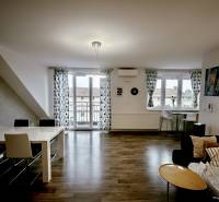 Obývací pokoj s jídelním stolem, podlaha s dřevěným dekorem, 3-pokojový byt.