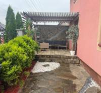 Rodinný dům na Stříbrné ulici v Košicích, městská část Barca, s upravenou terasou a zelení.