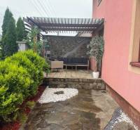 Rodinný dům na Stříbrné ulici v Košicích - městské části Barca s terasou.