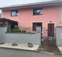 Rodinný dům na Stříbrné ulici v Košicích - Barci s krásně upravenou zahradou.