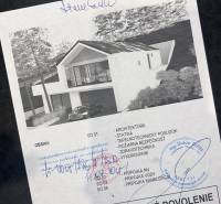 Projekt pro stavební povolení pro Pozemky - bydlení zahrnuje architekturu a bezpečnost.