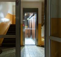 Vstupní část s výtahem a schodištěm pro 2-pokojový byt v Nitře.