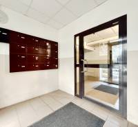 Vstupní hala bytového domu v Bratislavě - Lúky s poštovními schránkami.