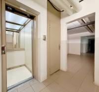 Otevírací výtah a schody ve sklepě 4pokojového bytu v Bratislavě - Lúky.