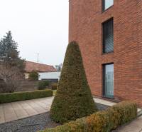 Cihlový dům na ulici Bárdošova v Bratislavě - Kramárech se zahradou a dlážděným chodníkem.