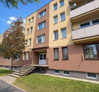 Bytový dům s barevnou fasádou na Bratislavské ulici v Holíči, nabízející 1-pokojový byt.