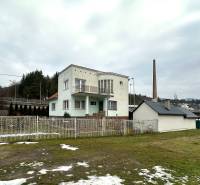 Rodinný dům na ulici SNP v Považské Bystrici se zahradou pokrytou sněhem.