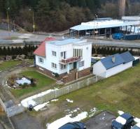 Rodinný dům na ulici SNP v Považské Bystrici s upravenou zahradou a příjezdovou cestou.