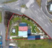 Rodinný dům v Považské Bystrici na ulici SNP s upravenou zahradou a zpevněným pozemkem.