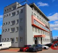 Kancelářská budova na Trenčianské ulici v Bratislavě - Ružinově s parkovištěm.